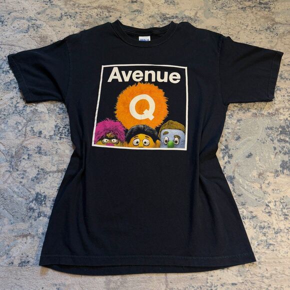 Gildan Other - Avenue Q T-Shirt Puppet Musical Comedy Show Y2K 2000s Black Street Men's Medium